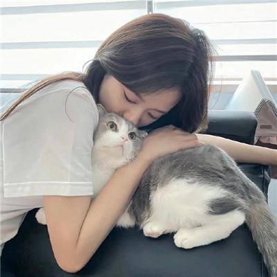 随盲柳入眠的女人
